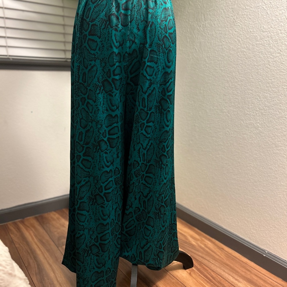 Nina Parker Green and Black Snake Print top and Wide leg Pants. - Picture 9 of 11